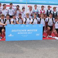 So sehen Sieger aus - Lukas (2. vl. vorne) als Deutscher Meister U19 im Achter